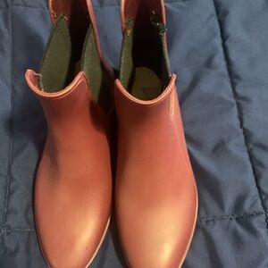 Like new Stylish maroon Ankle Boots size 6
